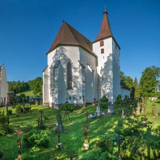 Hřbitovní areál s kostelem sv. Mikuláše