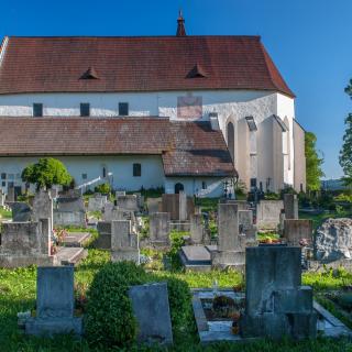 Hřbitovní areál s kostelem sv. Mikuláše