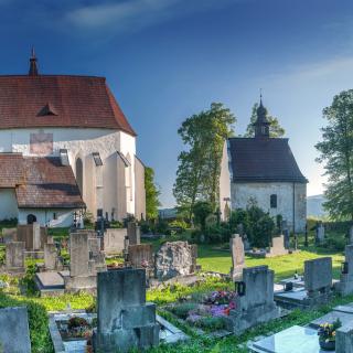 Hřbitovní areál s kostelem sv. Mikuláše a kaplí sv. Anny