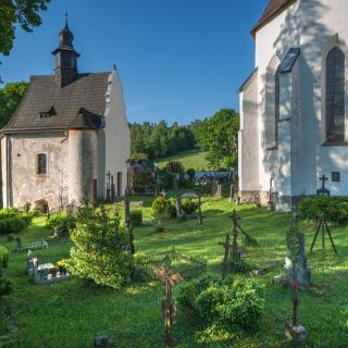 Hřbitovní areál s kostelem sv. Mikuláše a kaplí sv. Anny