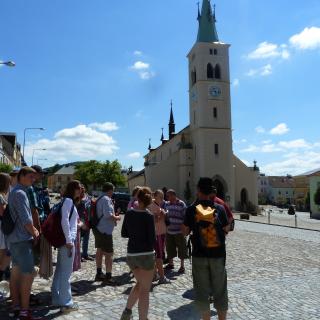 Skupina před kostelem sv. Markéty