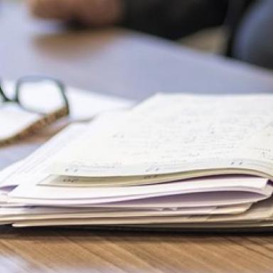 USNESENÍ rady města a ZÁPISY z jednání zastupitelstva města, právní dokumenty města