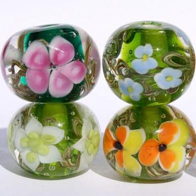 Ruční výroba skleněných korálků (pateříků) na sklářském kahanu