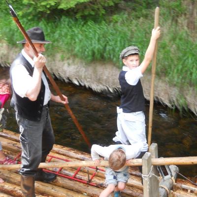 Vázání vorů a plavba po Vchynicko-Tetovském kanálu