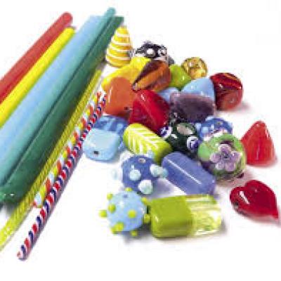 Ruční výroba skleněných korálků (páteříků) na sklářském kahanu