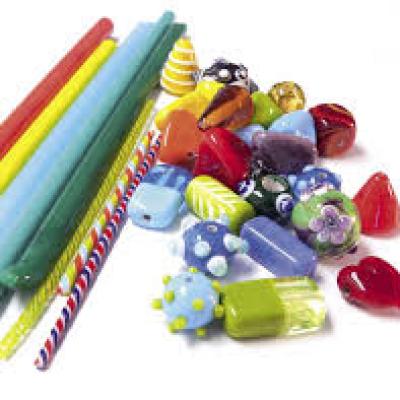 Ruční výroba skleněných korálků (páteříků) na sklářském kahanu