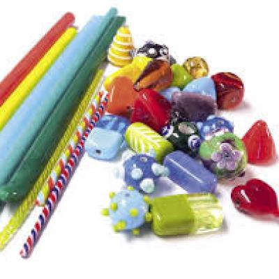 Ruční výroba skleněných korálků (páteříků) na sklářském kahanu