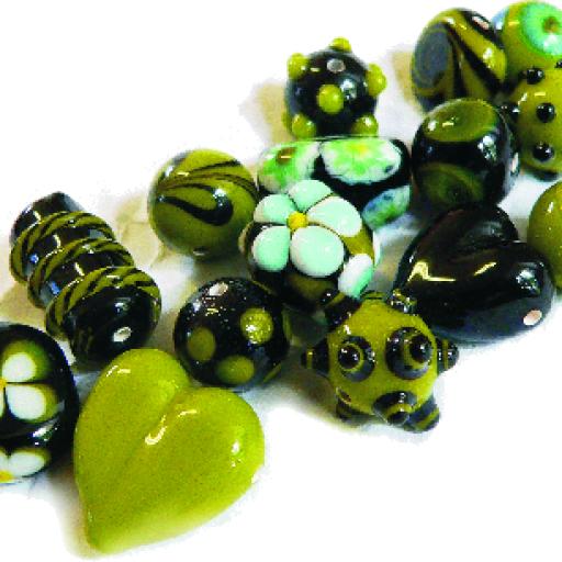 Ruční výroba skleněných korálků (pateříků) na sklářském kahanu