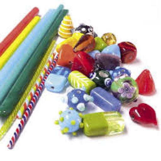 Ruční výroba skleněných korálků (páteříků) na sklářském kahanu