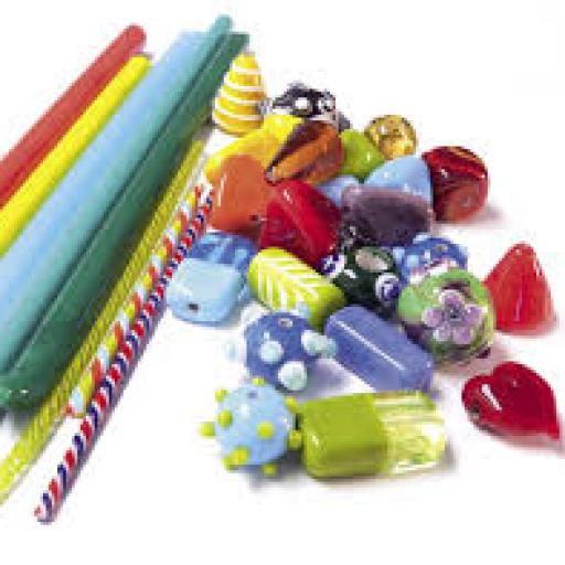 Ruční výroba skleněných korálků (páteříků) na sklářském kahanu