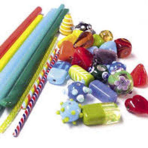 Ruční výroba skleněných korálků (páteříků) na sklářském kahanu