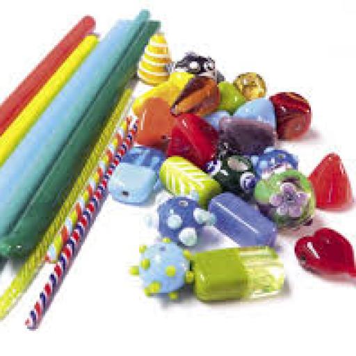 Ruční výroba skleněných korálků (páteříků) na sklářském kahanu